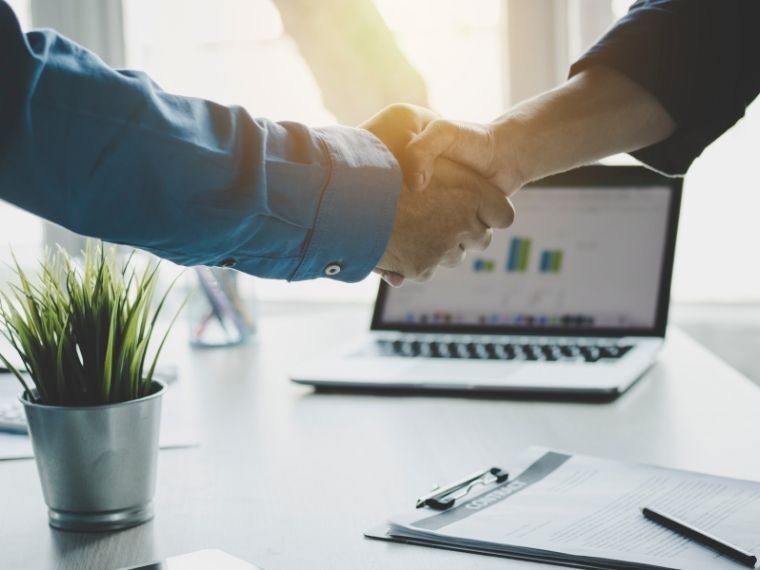 Signature des statuts d'une nouvelle entreprise accompagnée par Laf Consulting