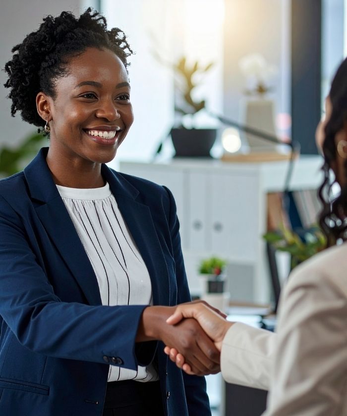 La fondatrice de Laf Consulting échangeant avec un entrepreneur dans les bureaux du cabinet
